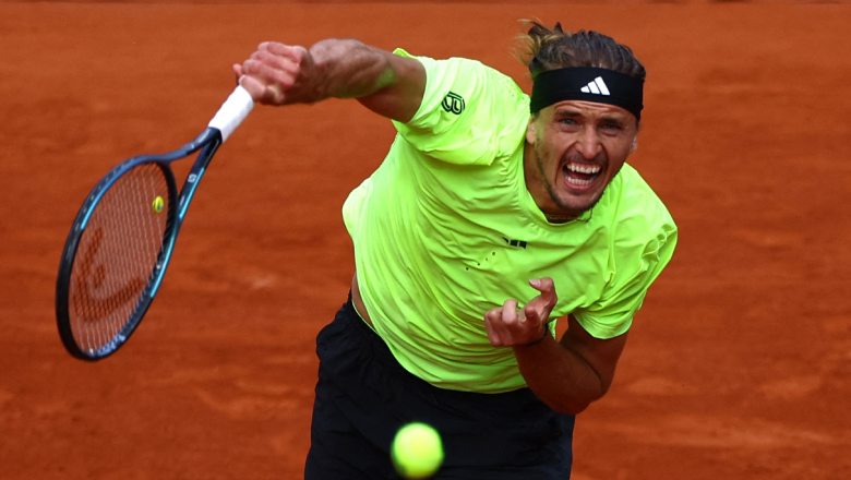 Đối thủ bỏ cuộc, Zverev vào tứ kết Roland Garros mùa thứ năm liên tiếp - Ảnh 1