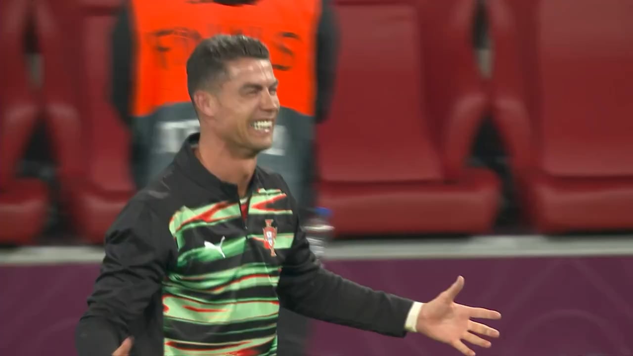 Ronaldo bật kh&oacute;c, lập h&agrave;ng loạt kỷ lục sau khi v&ocirc; địch Nations League - Ảnh 1
