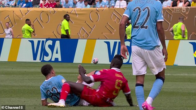 Pep Guardiola phản đối trọng t&agrave;i, cầu thủ Man City bị tăng &aacute;n phạt - Ảnh 1