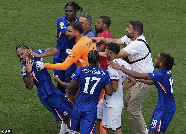 Luis Enrique g&acirc;y b&atilde;o khi t&aacute;t đối thủ trong chung kết FIFA Club World Cup - Ảnh 1