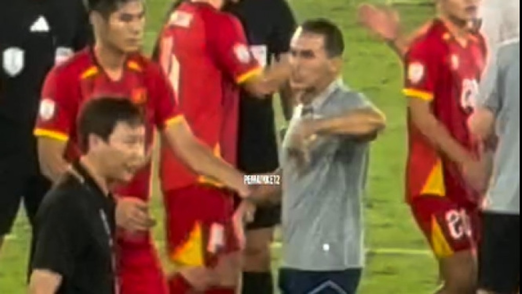HLV U23 Indonesia từ chối bắt tay HLV Kim Sang Sik sau chung kết U23 Đ&ocirc;ng Nam &Aacute; - Ảnh 1