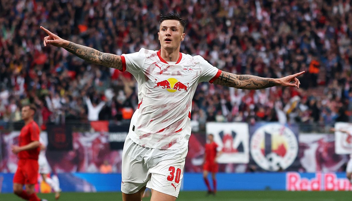 Qu&acirc;n b&agrave;i b&iacute; mật c&oacute; thể gi&uacute;p MU chốt xong vụ Benjamin Sesko - Ảnh 1