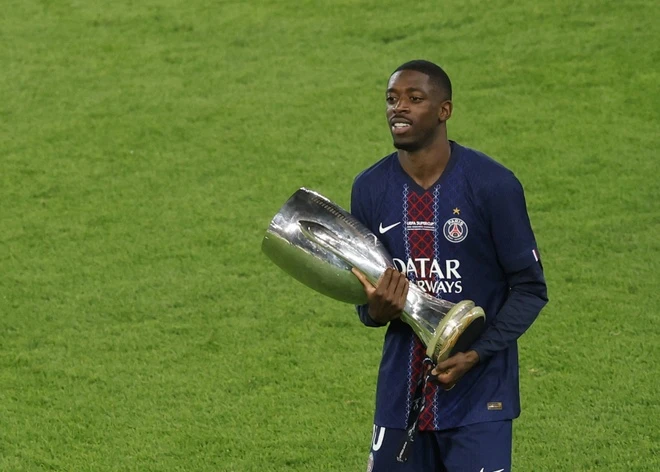 CĐV đ&ograve;i trao Quả b&oacute;ng v&agrave;ng cho Ousmane Dembele - Ảnh 1