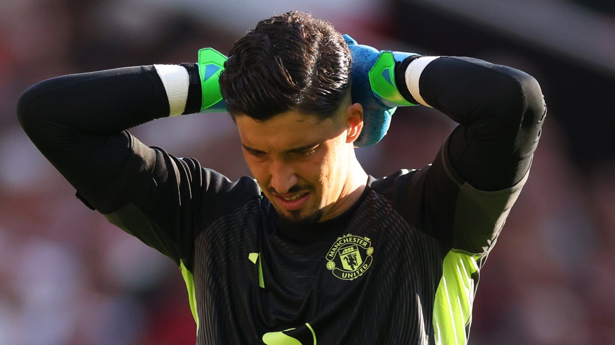 MU trả gi&aacute; v&igrave; phớt lờ vị tr&iacute; thủ m&ocirc;n - Ảnh 1