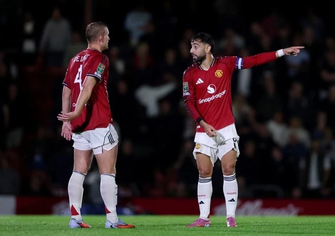 MU lập kỷ lục đ&aacute;ng buồn sau thất bại trước Grimsby - Ảnh 1