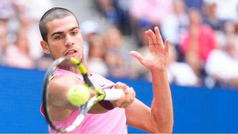 Alcaraz thắng dễ vòng 3 US Open 2025 dù bị đau đầu gối - Ảnh 1