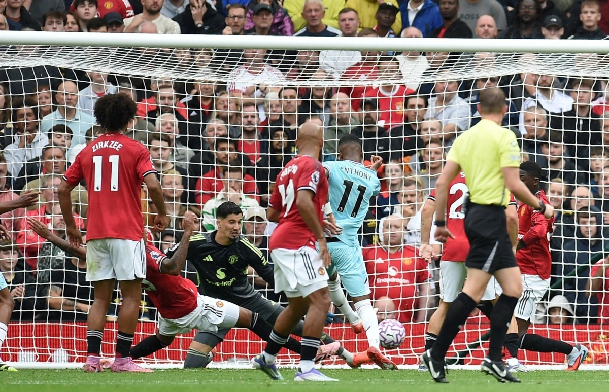 Hạ gục Burnley nghẹt thở, MU thắng trận đầu ở giải Ngoại hạng Anh - Ảnh 1