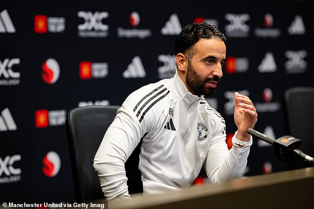 HLV Amorim: &lsquo;Ngay cả Gi&aacute;o ho&agrave;ng cũng kh&ocirc;ng thể &eacute;p t&ocirc;i thay đổi triết l&yacute;&rsquo; - Ảnh 1