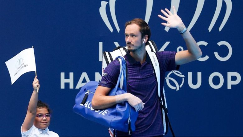 Tay vợt Trung Quốc Wu Yibing thắng sốc Medvedev ở tứ kết Hangzhou Open - Ảnh 1