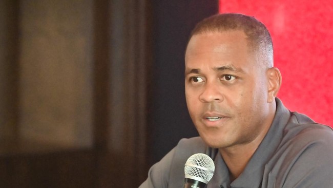 HLV Patrick Kluivert nhận tiền đền b&ugrave; lớn sau khi bị Indonesia sa thải - Ảnh 1