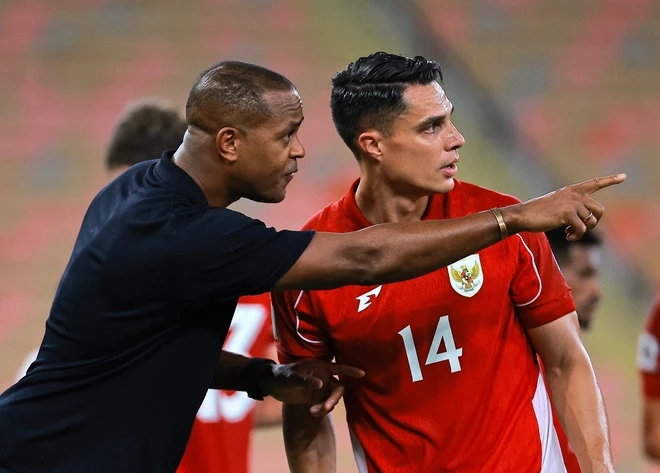 Indonesia sa thải HLV Kluivert - Ảnh 1