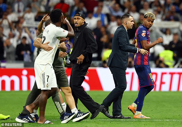 C&aacute;c cầu thủ Real Madrid &lsquo;đ&aacute;nh hội đồng&rsquo;, 'dạy dỗ&rsquo; Yamal sau trận Si&ecirc;u kinh điển - Ảnh 1