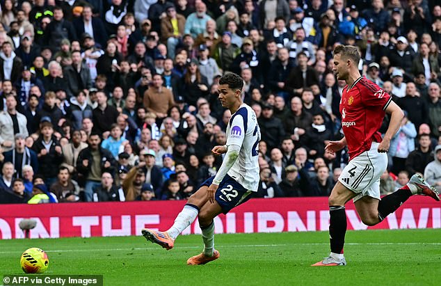 MU h&ograve;a h&uacute; v&iacute;a trước Tottenham  - Ảnh 1