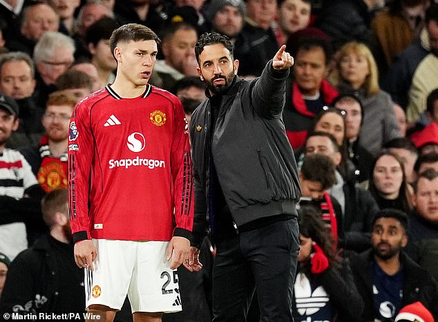 HLV Ruben Amorim chửi mắng Ugarte ngay trước to&agrave;n đội MU - Ảnh 1