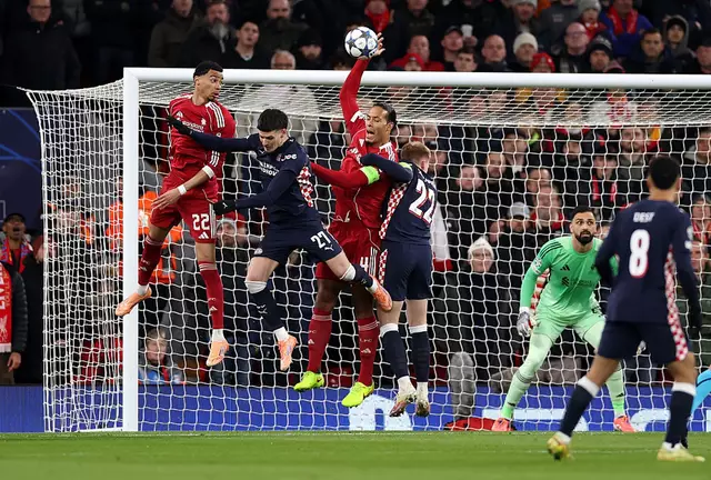 Van Dijk g&acirc;y sốc khi &lsquo;chơi b&oacute;ng rổ&rsquo; khiến Liverpool chịu phạt đền - Ảnh 1