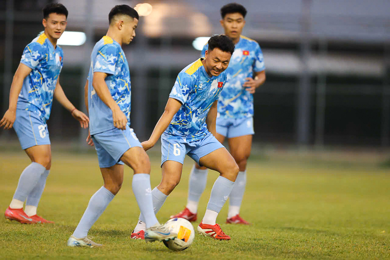 U22 Việt Nam phải cắt ngắn buổi tập v&igrave; tắc đường tại Th&aacute;i Lan - Ảnh 1