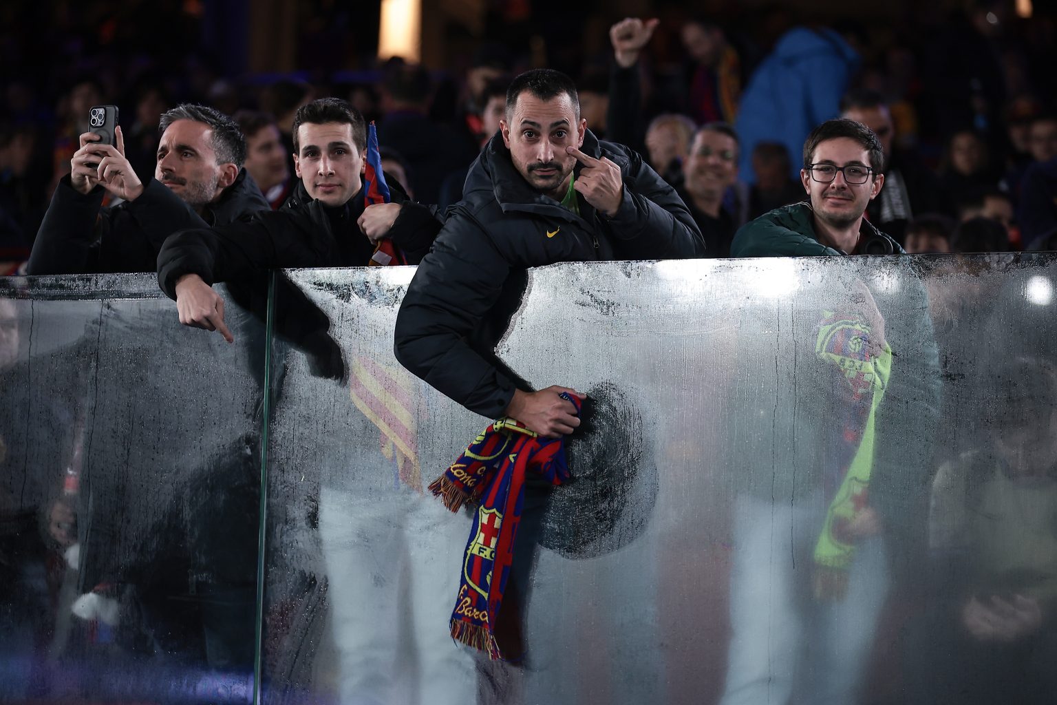 Barcelona đối diện &aacute;n phạt của UEFA - Ảnh 2