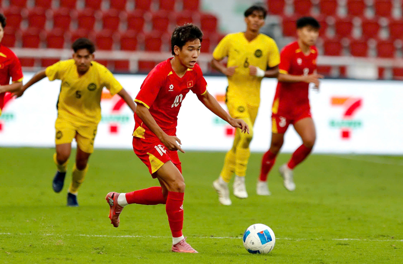 Nhẹ nh&agrave;ng đ&aacute;nh bại Malaysia, U22 Việt Nam v&agrave;o b&aacute;n kết với vị tr&iacute; nhất bảng - Ảnh 2