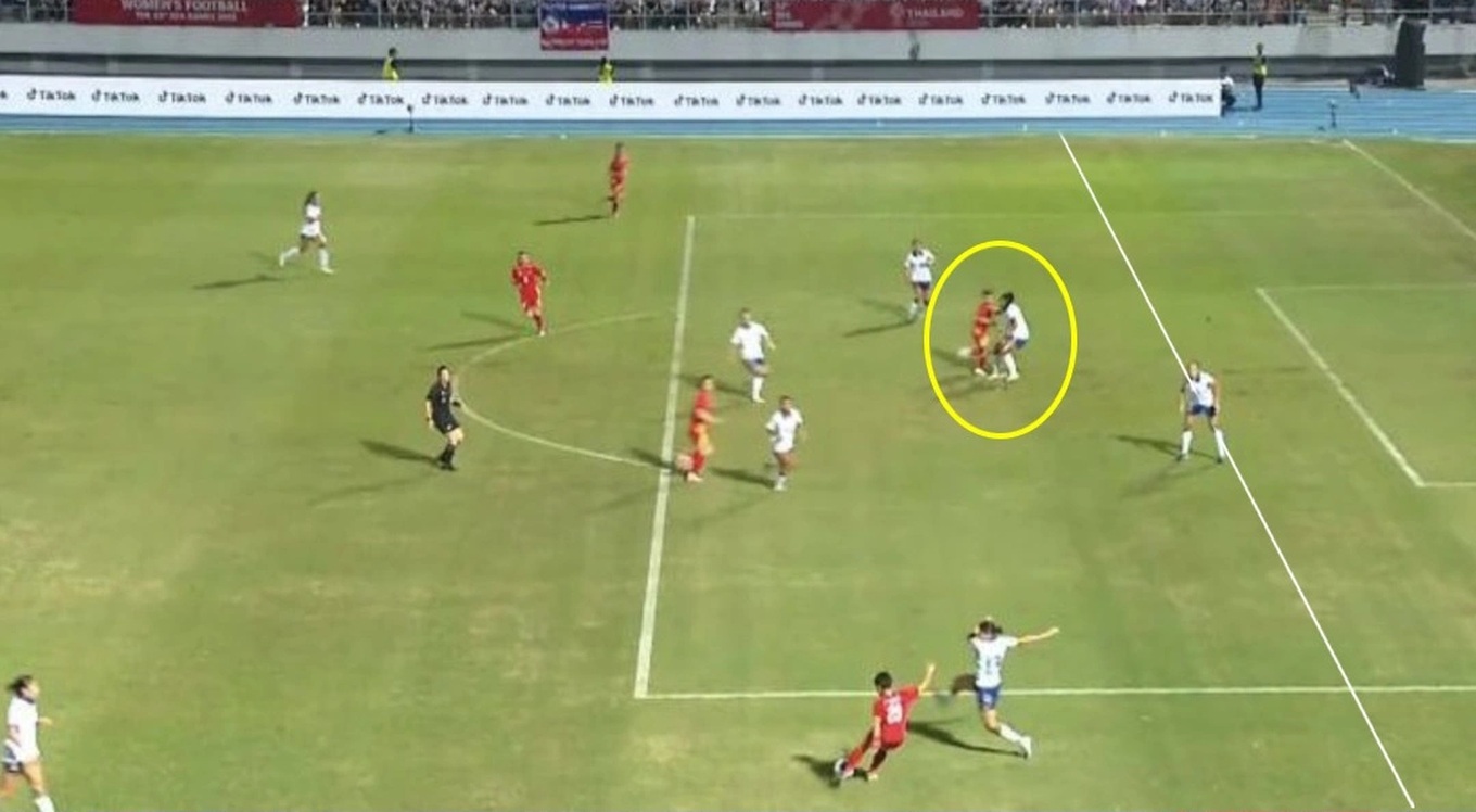 Tiết lộ về trọng t&agrave;i người L&agrave;o &lsquo;cướp b&agrave;n thắng&rsquo; của tuyển nữ Việt Nam - Ảnh 1