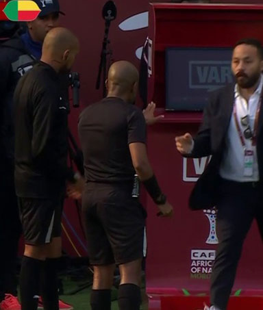 Độc lạ ở CAN: Kh&ocirc;ng được hưởng phạt đền v&igrave; VAR hỏng - Ảnh 1