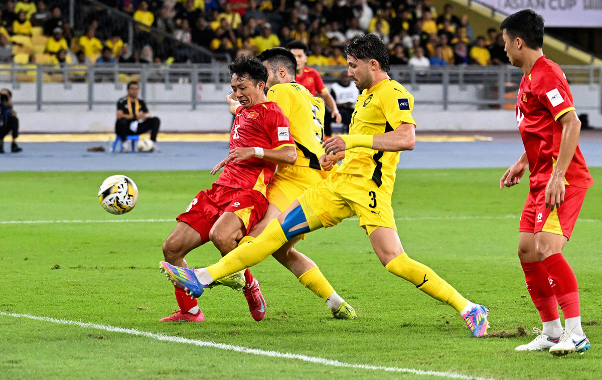 Cảnh s&aacute;t điều tra vụ 7 tuyển thủ Malaysia nhập tịch lậu, quan chức Malaysia đối diện &aacute;n h&igrave;nh sự  - Ảnh 1