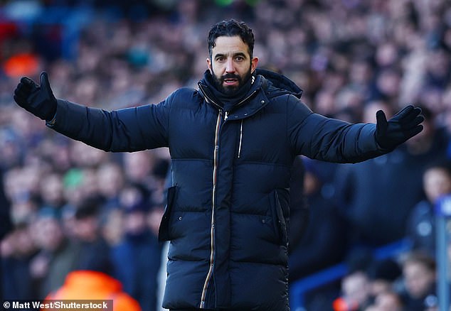 HLV Amorim bị ch&ecirc; kh&ocirc;ng đủ năng lực sau ph&aacute;t ng&ocirc;n g&acirc;y sốc - Ảnh 1