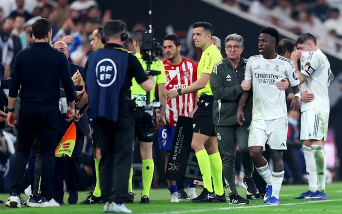 Vinicius su&yacute;t đ&aacute;nh nhau với HLV Simeone - Ảnh 1