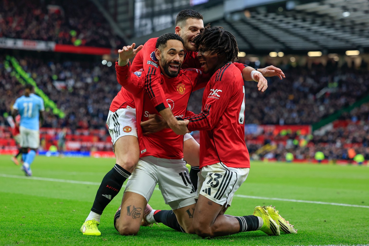 Khởi đầu như mơ ở MU, HLV Carrick th&uacute;c giục c&aacute;c học tr&ograve; - Ảnh 1