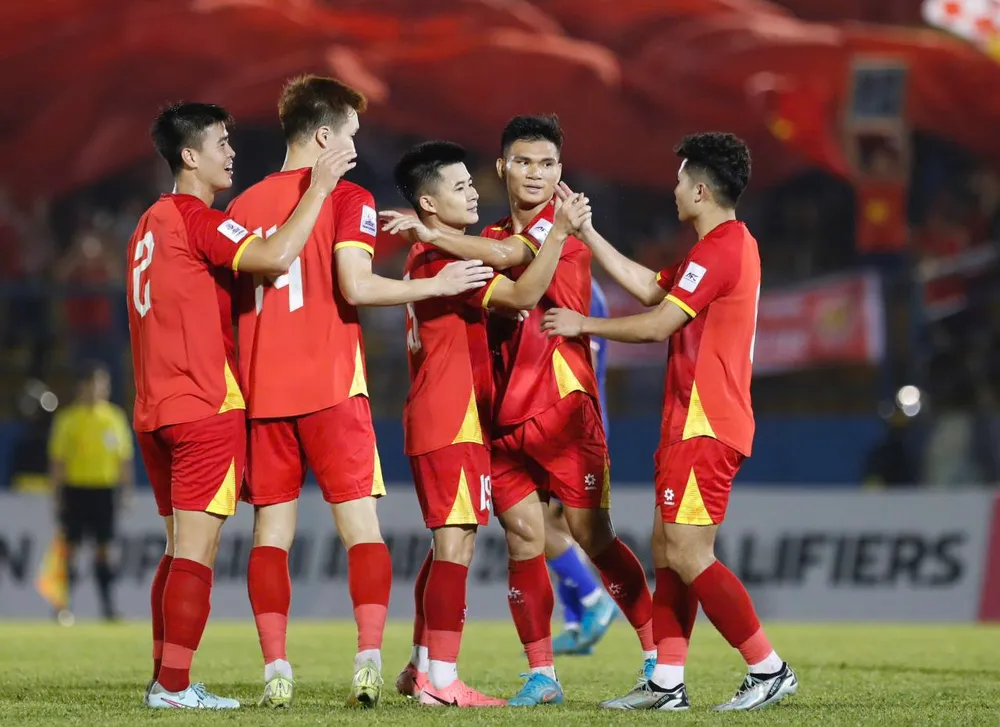 Tuyển Việt Nam tụt 1 bậc tr&ecirc;n bảng xếp hạng FIFA - Ảnh 1