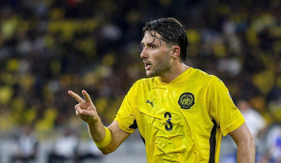 2 quan chức b&oacute;ng đ&aacute; Malaysia bị truy n&atilde;, đối diện nguy cơ đi t&ugrave; 10 năm v&igrave; b&ecirc; bối nhập tịch - Ảnh 2