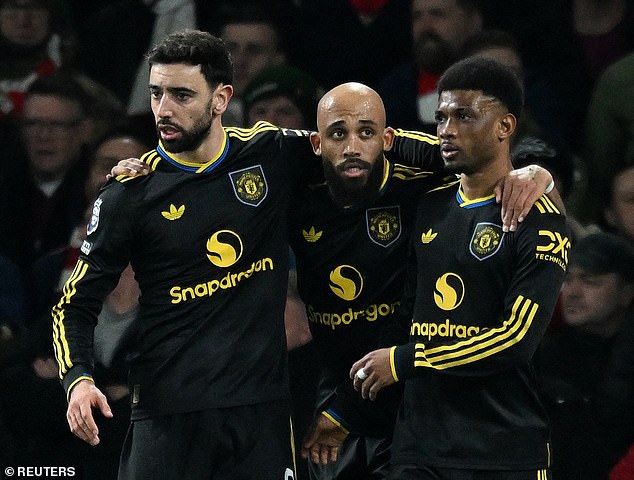 Roy Keane &lsquo;quay xe&rsquo;, muốn MU giữ ch&acirc;n HLV Carrick - Ảnh 1