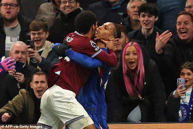 Cầu thủ West Ham b&oacute;p cổ sao Chelsea trong l&uacute;c hỗn loạn - Ảnh 1