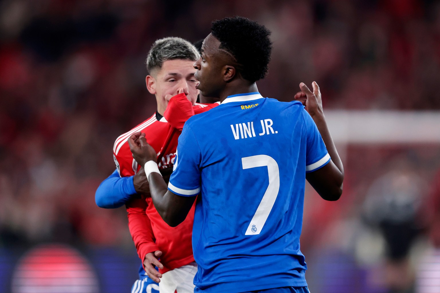 Cầu thủ ph&acirc;n biệt chủng tộc với Vinicius c&oacute; nguy cơ bị phạt nặng - Ảnh 1