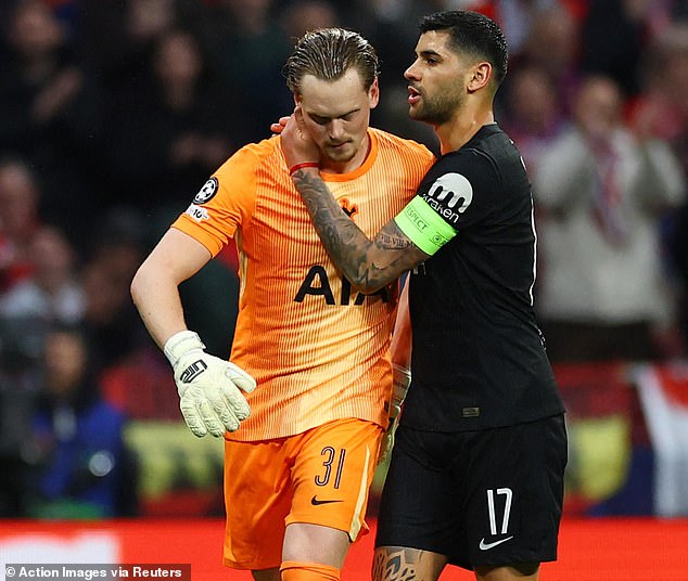 Thủ m&ocirc;n Tottenham thi đấu thảm họa, bị thay ra s&acirc;n chỉ sau 17 ph&uacute;t - Ảnh 1