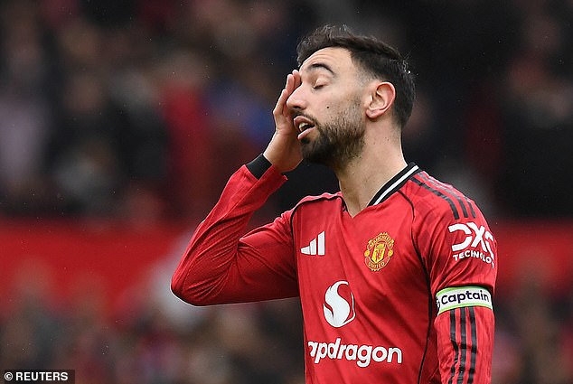 Carrick bảo vệ Bruno Fernandes khi qu&aacute;t mắng đồng đội - Ảnh 1