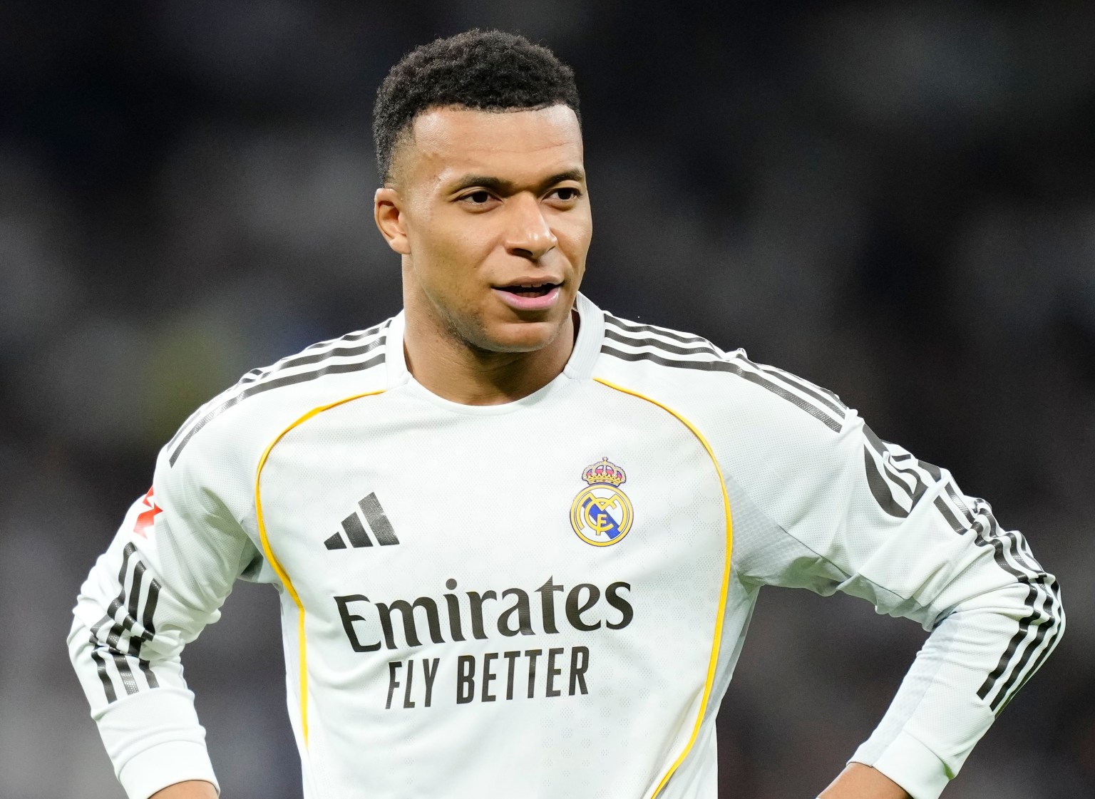 B&aacute;c sĩ chụp&hellip; sai ch&acirc;n, Mbappe ra s&acirc;n trong chấn thương - Ảnh 1