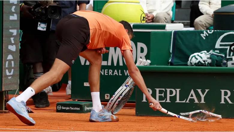 Medvedev đập vợt liên tục khi thua trắng 0-6, 0-6 ở vòng 2 Monte Carlo Masters - Ảnh 1