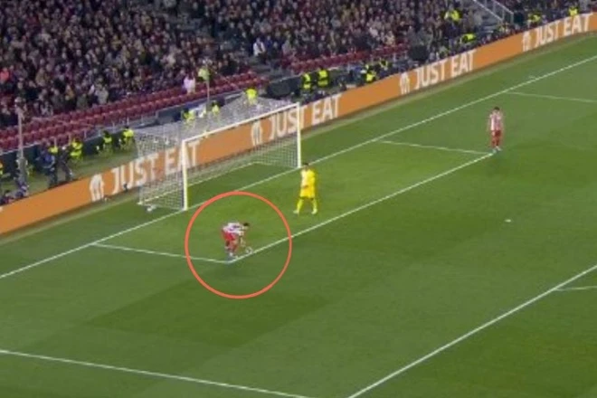 VAR g&acirc;y tranh c&atilde;i, Barcelona mất phạt đền oan uổng? - Ảnh 1