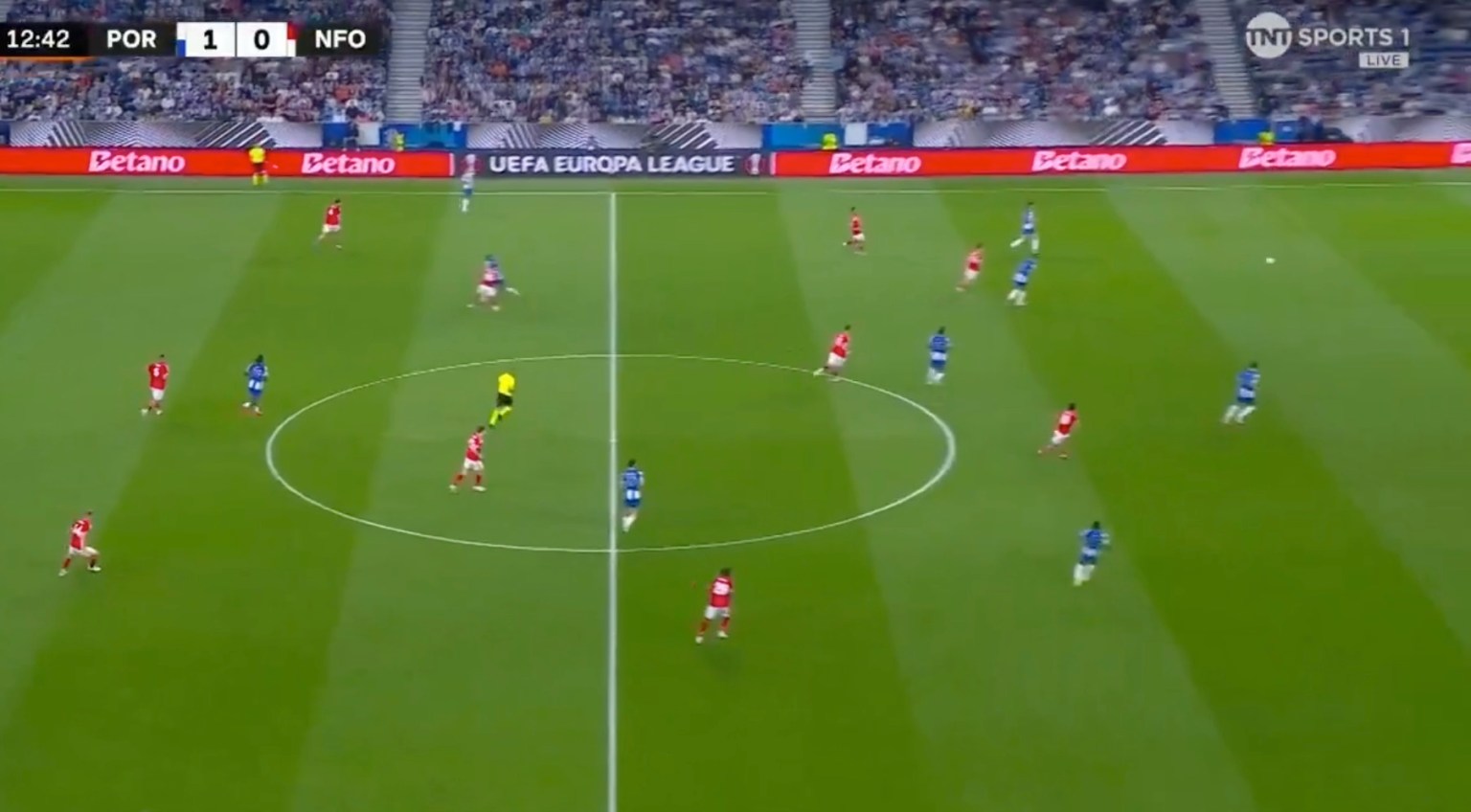 B&agrave;n phản lưới nh&agrave; kh&oacute; tin ở c&uacute;p C2 ch&acirc;u &Acirc;u - Ảnh 1