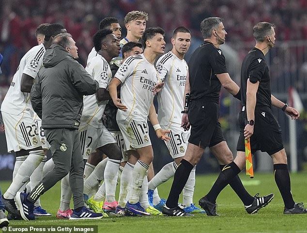 Real Madrid phẫn nộ v&igrave; quyết định phạt thẻ đỏ tranh c&atilde;i của trọng t&agrave;i - Ảnh 1