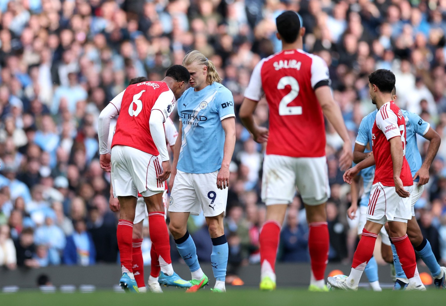 V&igrave; sao Gabriel kh&ocirc;ng bị thẻ đỏ d&ugrave; h&uacute;c đầu v&agrave;o Haaland? - Ảnh 1