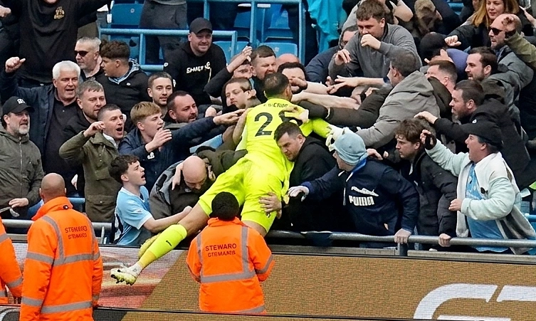 Wayne Rooney chỉ tr&iacute;ch Man City ăn mừng qu&aacute; sớm - Ảnh 1