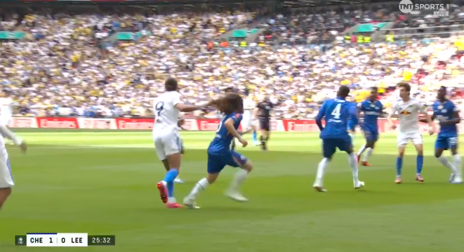 CĐV MU phẫn nộ khi Calvert-Lewin giật t&oacute;c nhưng kh&ocirc;ng bị đuổi - Ảnh 1