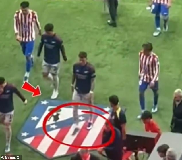 HLV Simeone va chạm với cầu thủ Arsenal trong đường hầm - Ảnh 1