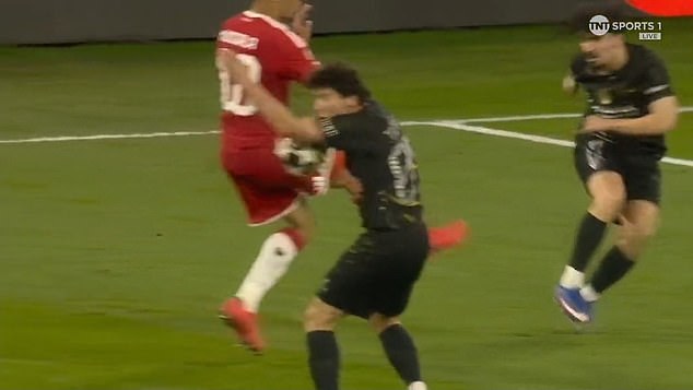 Điều luật &iacute;t biết khiến Bayern Munich bị từ chối phạt đền - Ảnh 1