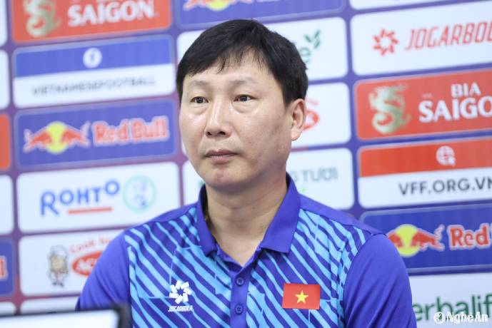 HLV Kim Sang Sik: &lsquo;Th&aacute;i Lan l&agrave; ngọn n&uacute;i m&agrave; tuyển Việt Nam cần chinh phục&rsquo;