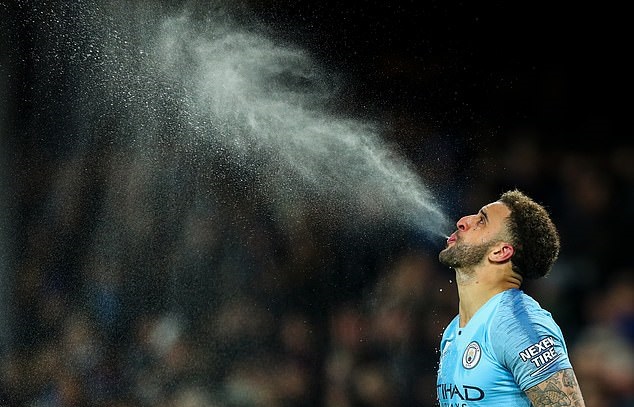 Ngoại hạng Anh tính áp dụng luật 'water break' khi trở lại