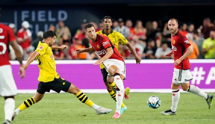 Đi&ecirc;n tiểt! Sao trẻ M.U bật tanh t&aacute;ch đ&agrave;n anh v&igrave; bị mắng oan