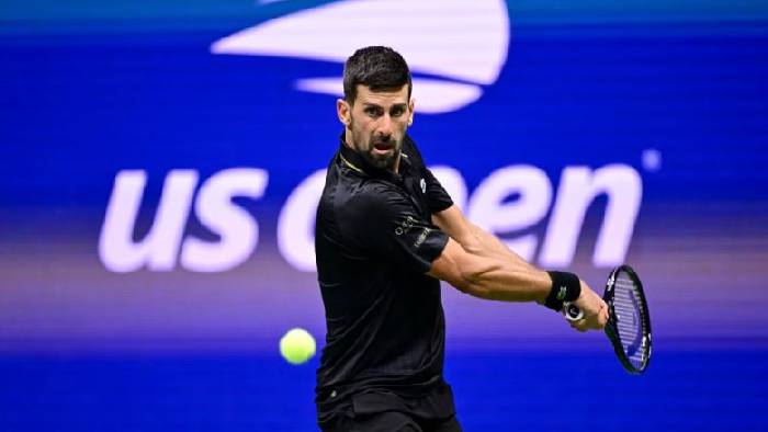 Djokovic dễ dàng giành vé vào tứ kết US Open dù liên tục phải chăm sóc y tế