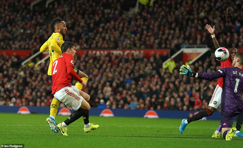 De Gea: ‘Trọng tài phất cờ khiến chúng tôi phân tâm’